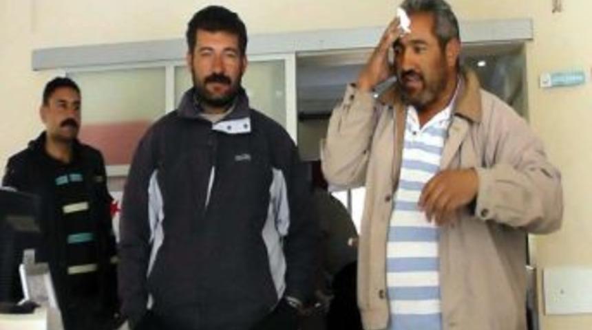 Kaldırımdaki Levhaya &Ccedil;arpıp Başından Yaralandı