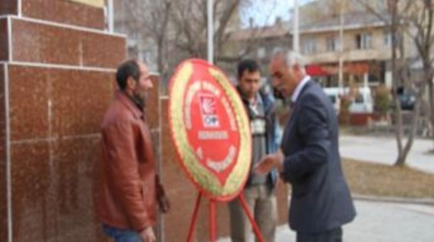 Ardahan’da Chp'liler Atatürk Anıtı'na Çelenk Koydu