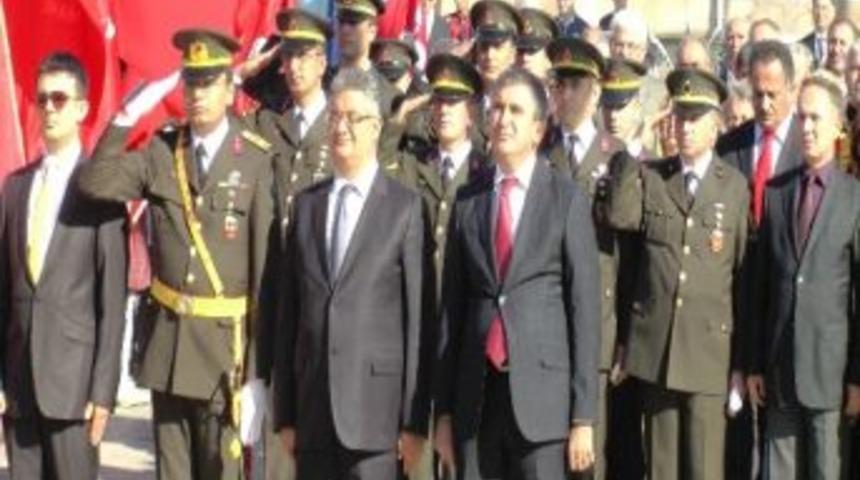 Ak&ccedil;akoca'da Cumhuriyet Bayramı &Ccedil;elenk Sunumu T&ouml;renle Yapıldı