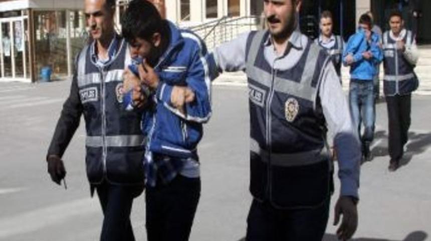 Motosikletlere Dadanan Hırsızlar Yakalandı