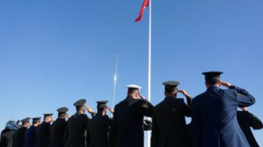 Anıtkabir'in Yeni Bayrak Direğine T&uuml;rk Bayrağı &Ccedil;ekildi