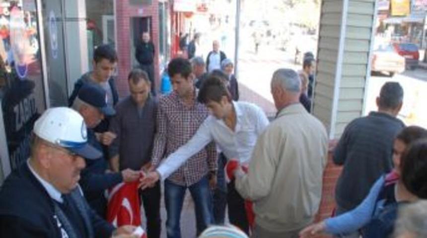 Başkan G&uuml;lşen Cumhuriyet Bayramı Dolayısıyla Bayrak Dağıttı