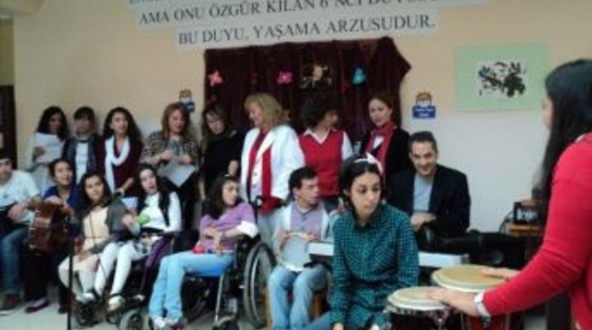 Engelli &Ouml;ğrencilerden Cuhmuriyet Bayramı &Ccedil;oşkusu