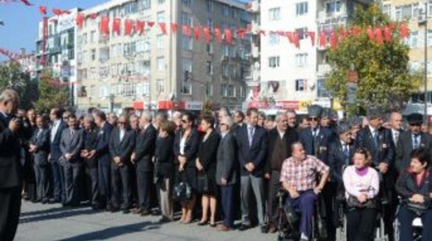 &Ccedil;orlu'da Atat&uuml;rk Anıtı'na &Ccedil;elenk Sunuldu