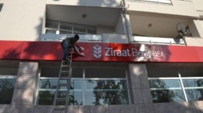Tadilata Giren Bankaya Tc Yazısı Yapıştırdılar