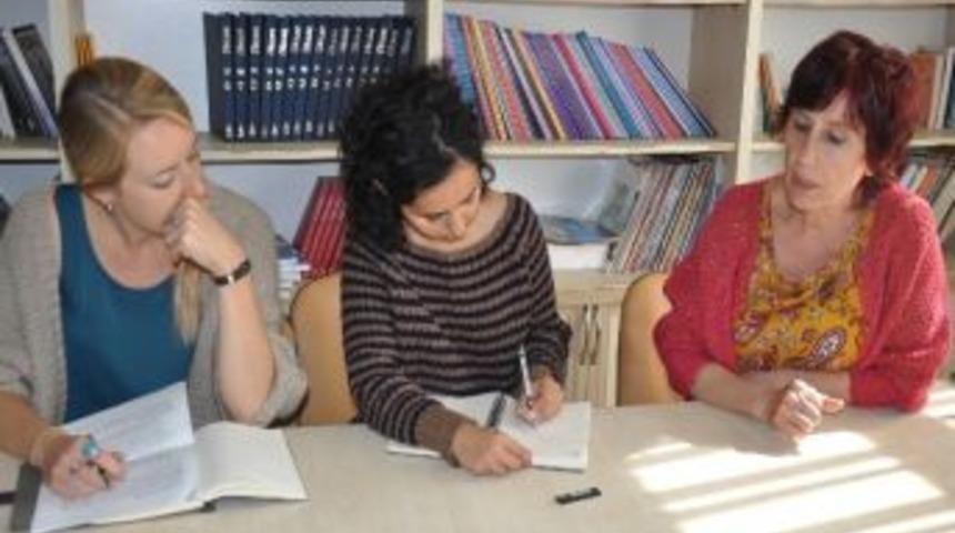 İrlandalı Araştırmacı Doyle&rsquo;den Kardelen Kadınevi&rsquo;ne Ziyaret