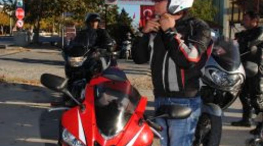 Jandarma, G&uuml;venli Trafik I&ccedil;in 25 Motosiklet S&uuml;r&uuml;c&uuml;s&uuml;ne Kask Dağıttı