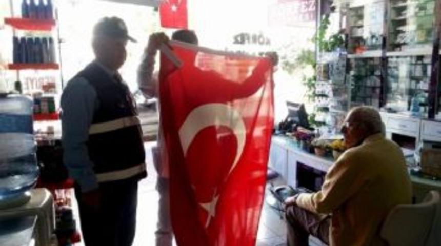 Burhaniye Belediyesi&rsquo;nden Bayrak Jesti