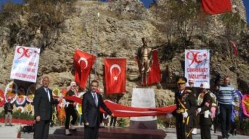 Eğirdir&rsquo;de Atat&uuml;rk Anıtı A&ccedil;ıldı