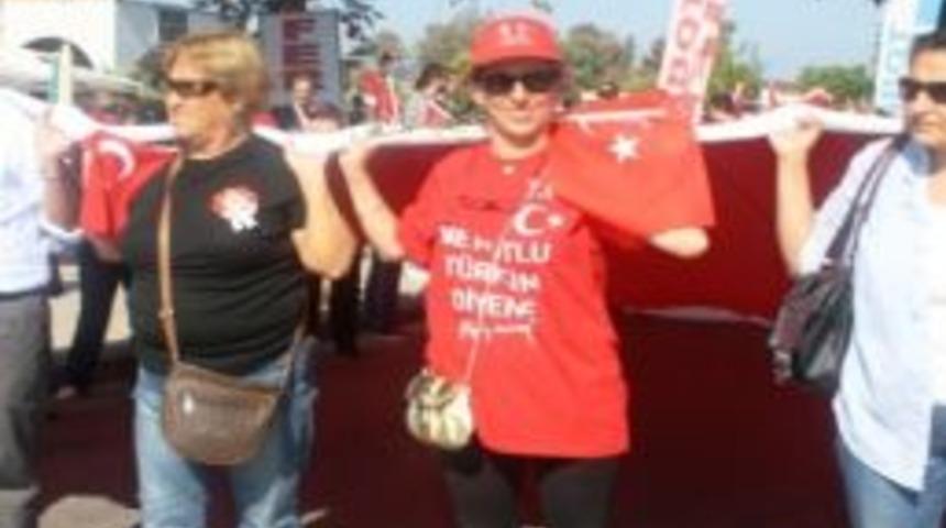 Ayvalık'ta Cumhuriyet Coşkusu Sokaklara Taştı