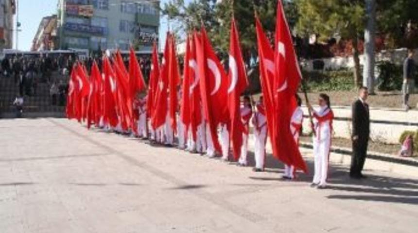 Yozgat&rsquo;ta Cumhuriyet Bayramı Kutlamaları Atat&uuml;rk Anıtına &Ccedil;elenk Sunulmasıyla Başladı