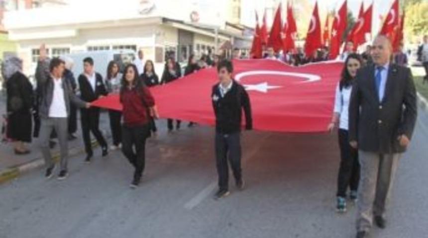 Safranbolu'da Cumhuriyet Bayramı Kutlamaları Kortej Y&uuml;r&uuml;y&uuml;ş&uuml; İle Başladı