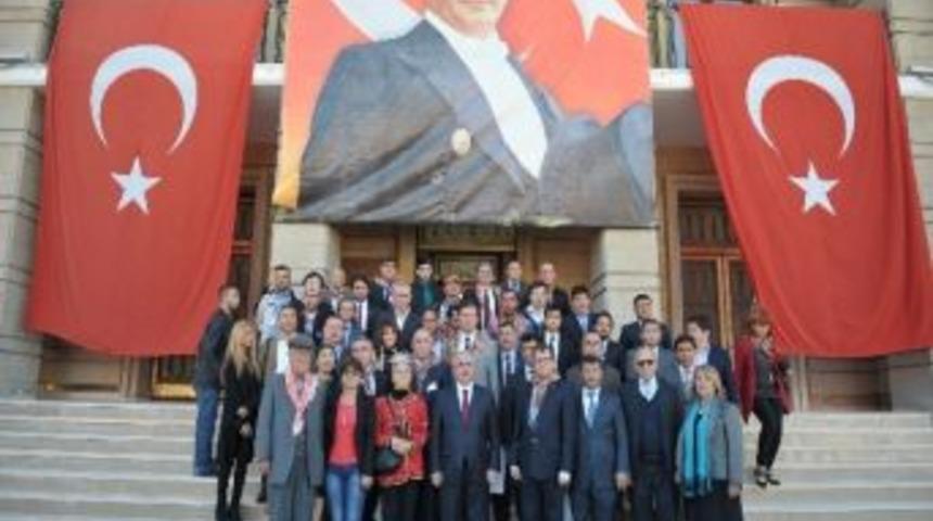 T&uuml;rk D&uuml;nyası &Uuml;lkelerinden Gelen Konuklardan Vali Tuna&rsquo;ya Ziyaret