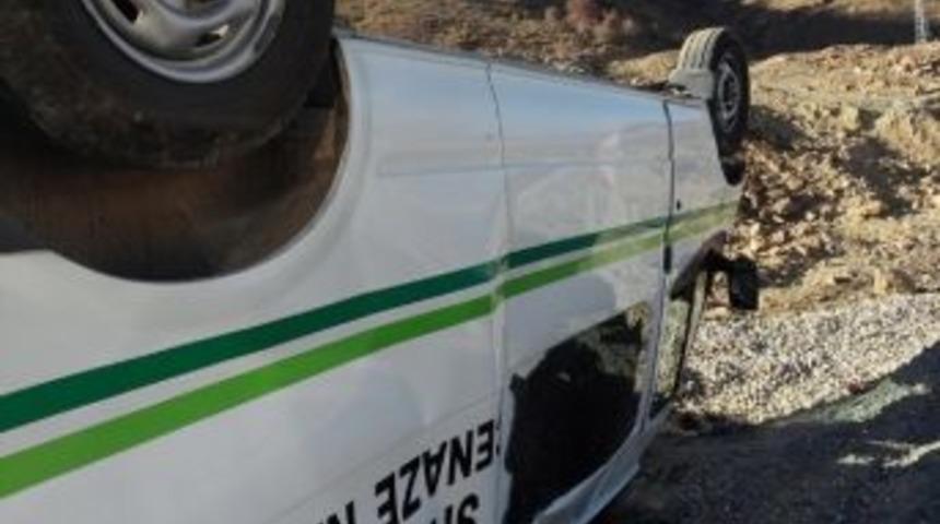 Kelkit&rsquo;te Cenaze Aracı Devrildi