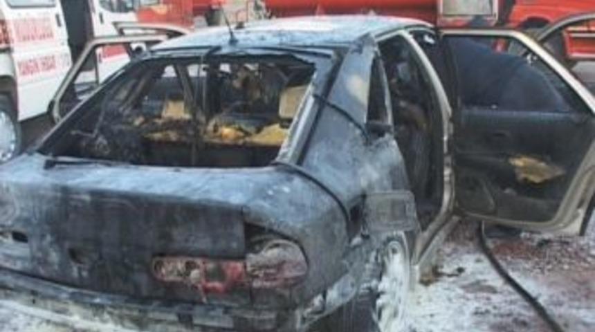 Hareket Halinde Alev Alan Otomobil K&uuml;l Oldu