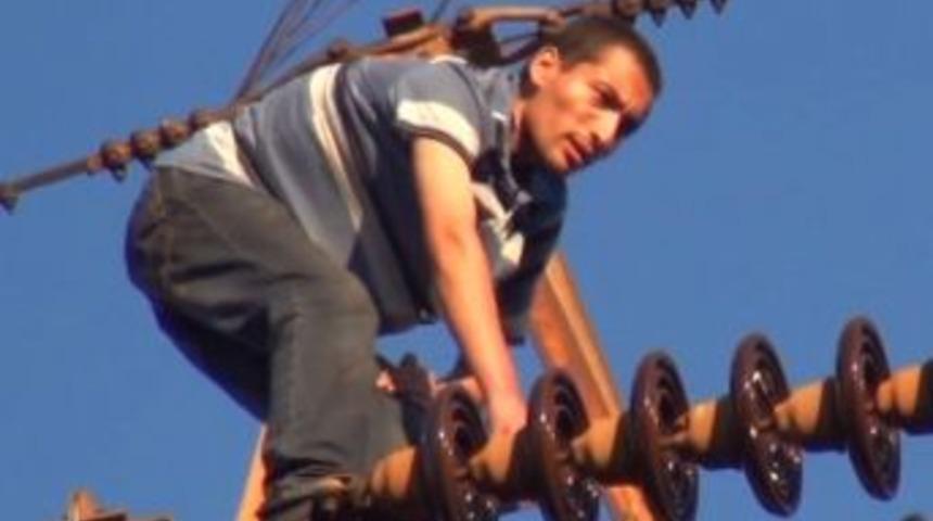 "Ben meleğim" diyerek &ccedil;ıktığı direkten atlamak istedi