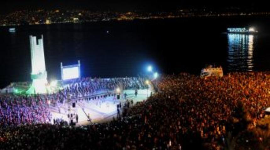 Karşıyaka'da bin kişi aynı anda Zeybek oynadı