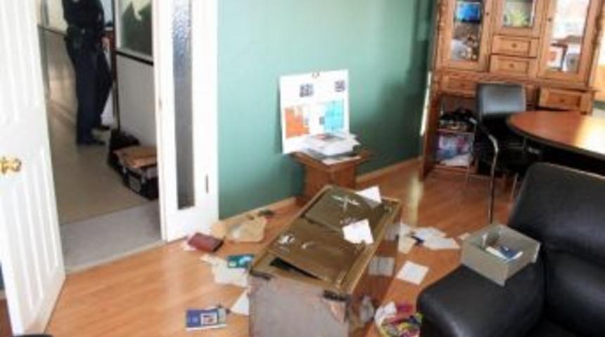 Para bulamadıkları kasadan değerli evrakları &ccedil;aldılar