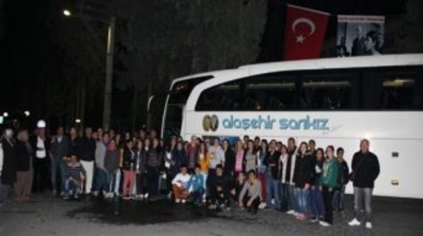 Sarıg&ouml;l Belediyesi 52 &Ouml;ğrenciyi Anıtkabir&rsquo;e G&ouml;nderdi