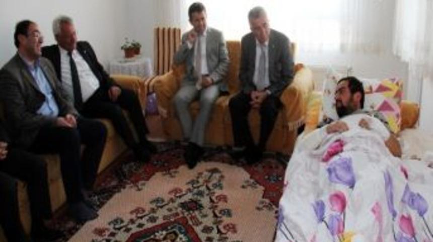 Tanık, Odt&uuml; Eylemlerinde Ateşe Atılan Genci Ziyaret Etti