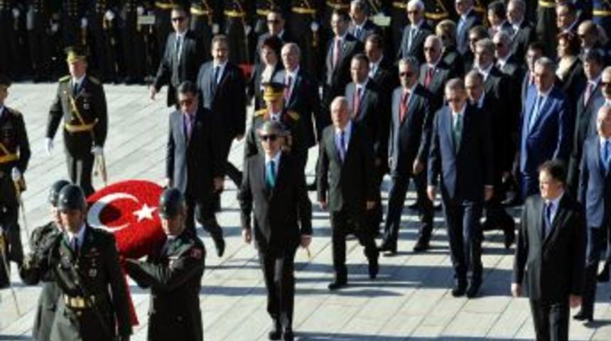 Cumhuriyet&rsquo;in 90. Yılı Kutlamaları Anıtkabir&rsquo;de D&uuml;zenlenen T&ouml;renle Başladı