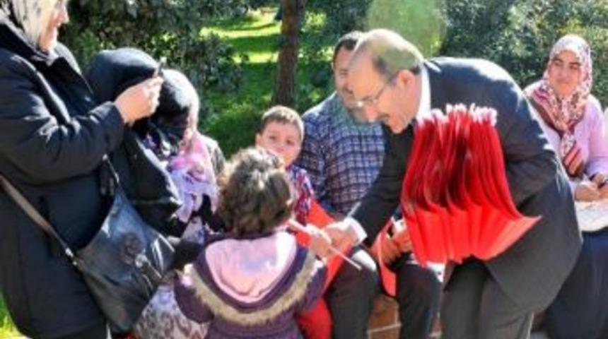 Başkan G&uuml;mr&uuml;k&ccedil;&uuml;oğlu Bayrak Dağıttı.