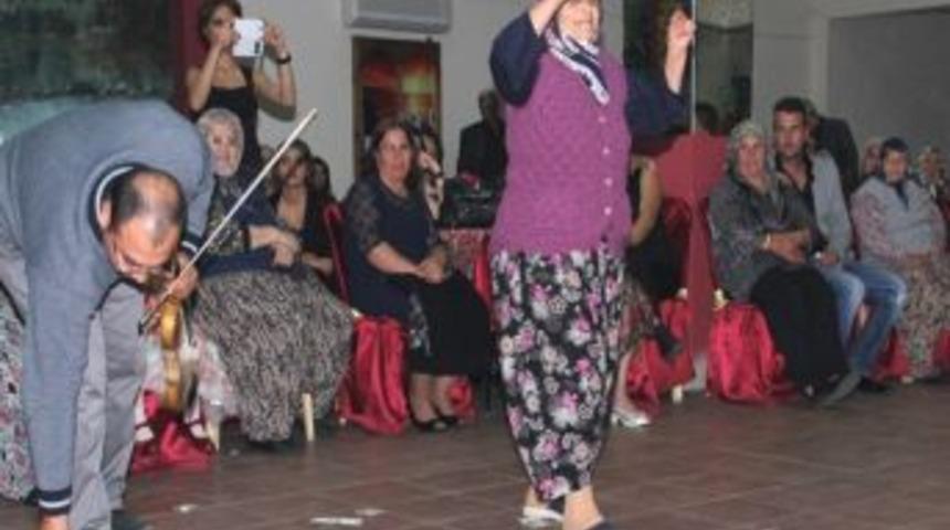 75'lik Nine Torununun D&uuml;ğ&uuml;n&uuml;nde Harmandalı Oynadı