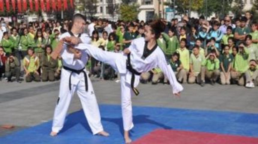 Cumhuriyet Bayramında Gen&ccedil;lik Spor Alkış Aldı