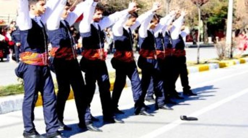 Cumhuriyet Bayramında &Ccedil;apulası Ayağından &Ccedil;ıkan Foklorcunun Zor Anları