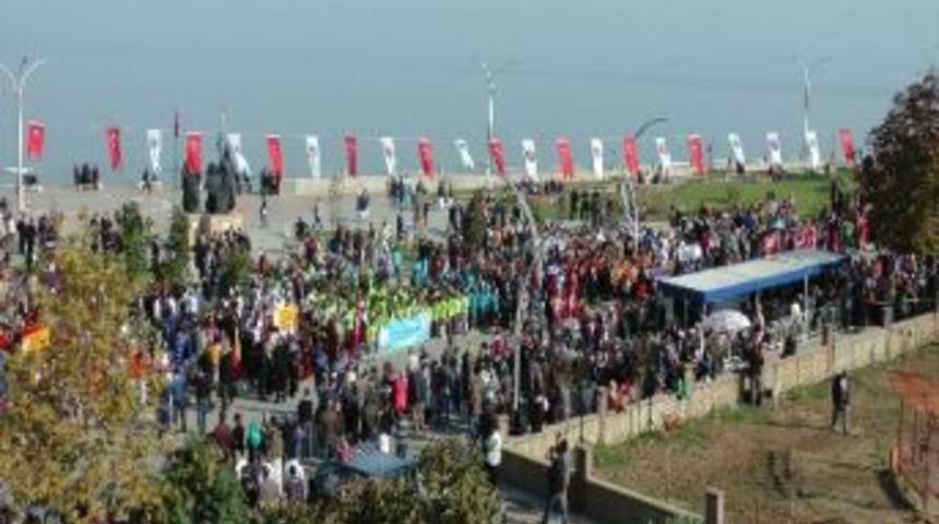 D&uuml;zce Cumhuriyet İ&ccedil;in Ayakta