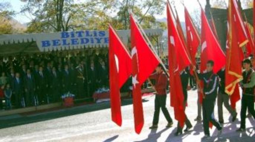 Vali Yurdakul'dan Mavi Renkli Türk Bayrağı Baskılı Tişörte Tepki