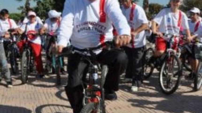 Aliağa&rsquo;da Binlerce Kişi Cumhuriyet Bisiklet Turuna Katıldı