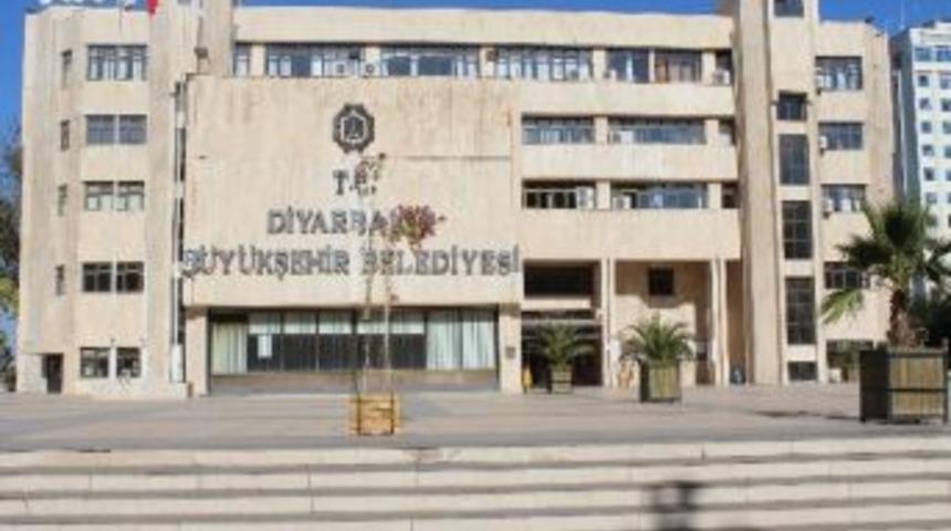 Diyarbakır B&uuml;y&uuml;kşehir Belediyesi&rsquo;ne Bu Yıl Bayrak Asılmadı