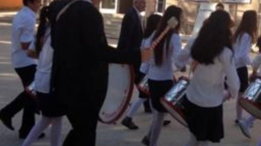 Chp'li İnce, &Ouml;ğrencilerle Davul &Ccedil;aldı