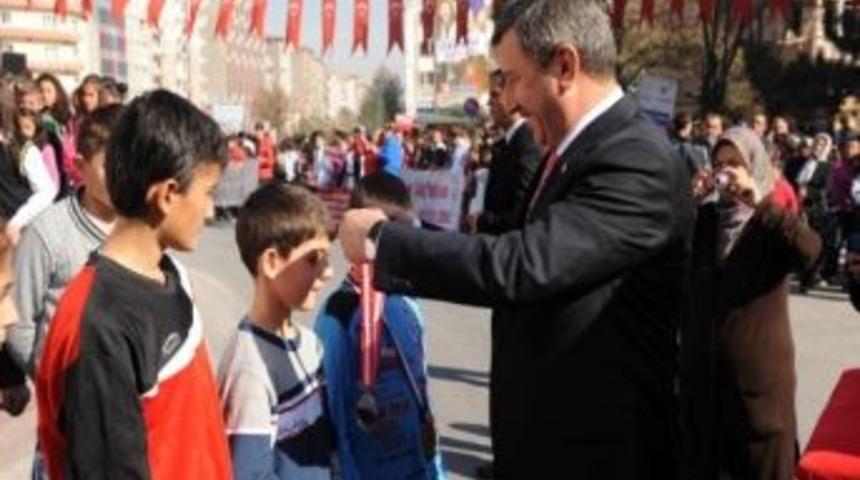 Koşuda Derece Elden Eden &Ouml;ğrencilerin &Ouml;d&uuml;lleri Vali Yılmaz Tarafından Verildi