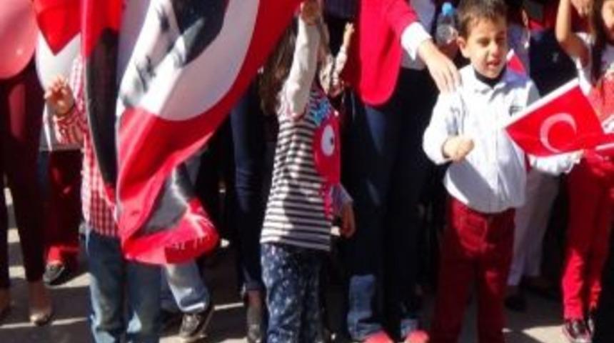 Solo T&uuml;rk'ten 'cumhuriyet' G&ouml;sterisi