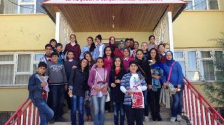 &Ouml;ğrencilerden Huzurevi&rsquo;ne Ziyaret