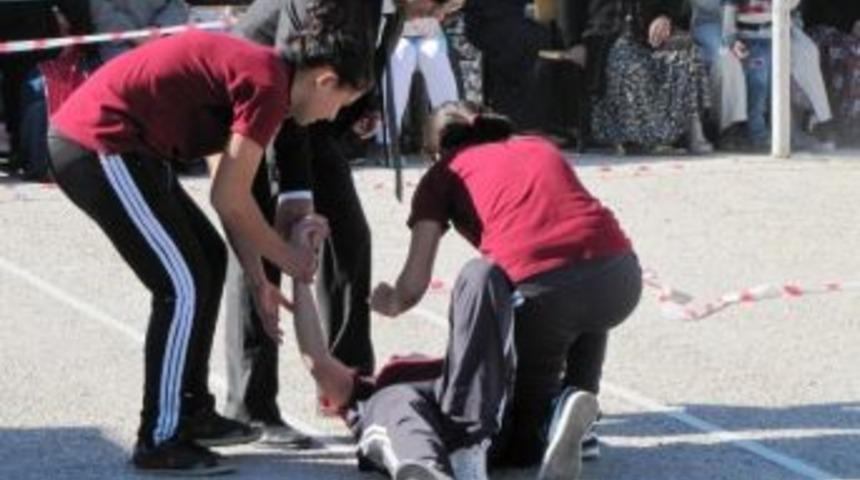 Hisarcık&rsquo;ta Atletizm Yarışmasında Finişte Yere D&uuml;şerek Yaralanan &Ouml;ğrenci &ldquo;birnci Oldum Mu?&rdquo; Diye Sordu