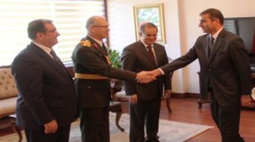 Vali Tapsız, Tebrikleri Kabul Etti