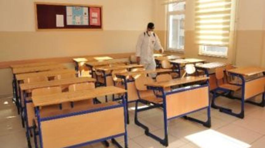 Belediye Ekipleri Ke&ccedil;i&ouml;ren Okullarını Tertemiz Yaptı