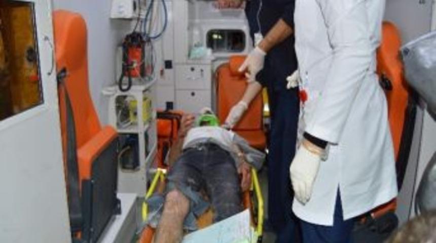 Motosiklet Otomobile &Ccedil;arptı: 3 Yaralı