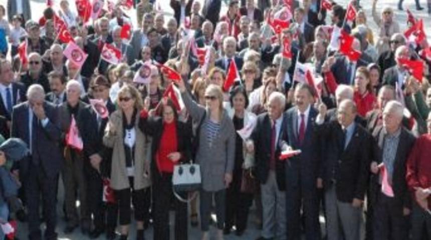 Giresun&rsquo;da Chp&rsquo;liler Atat&uuml;rk Anıtına &Ccedil;elenk Koyarak Andımızı Okudu