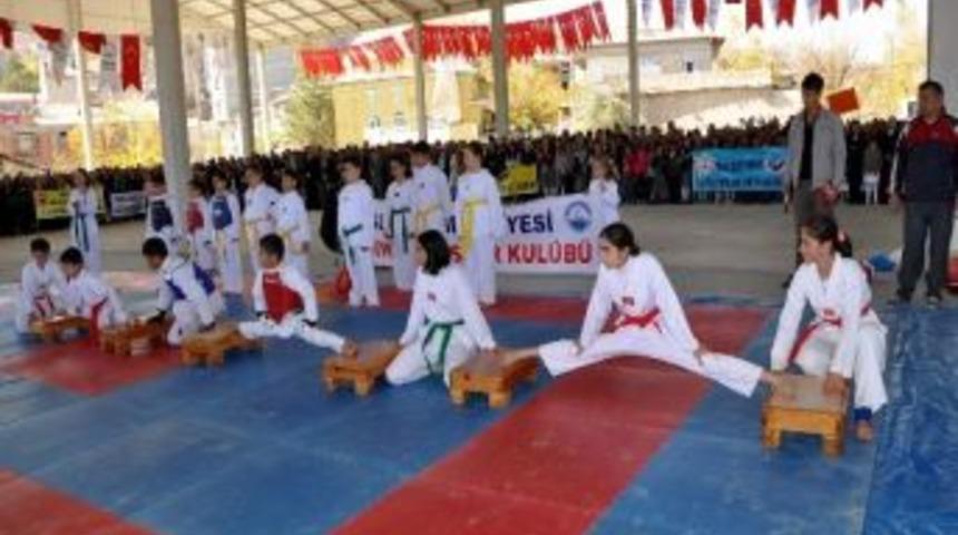 Suşehri’nde Cumhuriyet Bayramı Halk Pazarında Kutlandı
