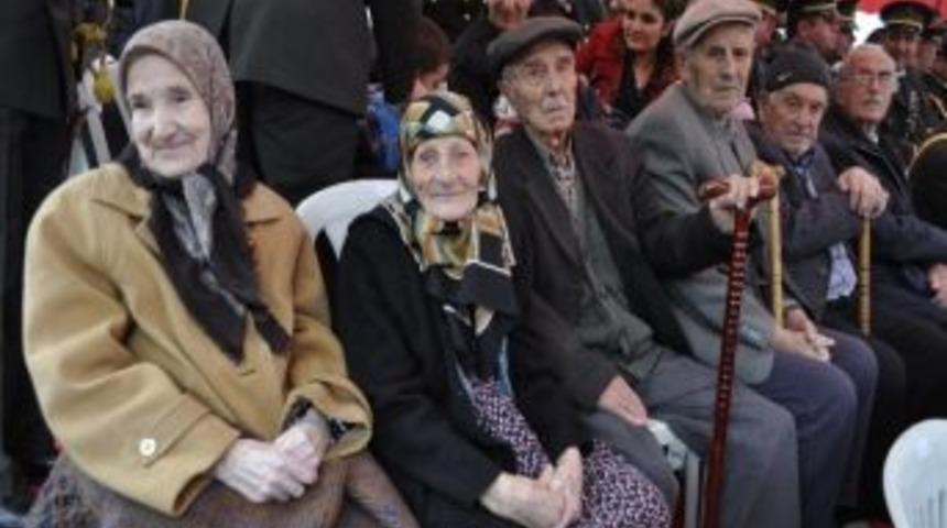 L&uuml;leburgaz'da Cumhuriyet'in Kuruluşuna Tanıklık Edenler Protokolde Ağırlandı