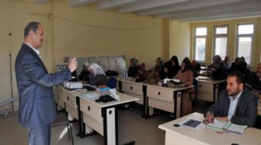 Suşehri&rsquo;de Vatandaşlar Arap&ccedil;a Kursuna Ilgi G&ouml;steriyor