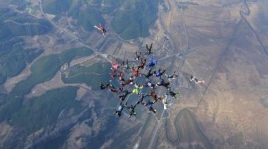 Amat&ouml;r Paraş&uuml;t&ccedil;&uuml;ler Rekor Atlayışı Ger&ccedil;ekleştirdi