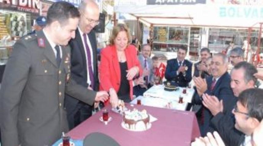 Bolvadin'de Cumhuriyet Pastası Kesildi