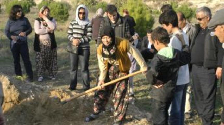 Eşi Tarafından &Ouml;ld&uuml;r&uuml;len Kadın Toprağa Verildi