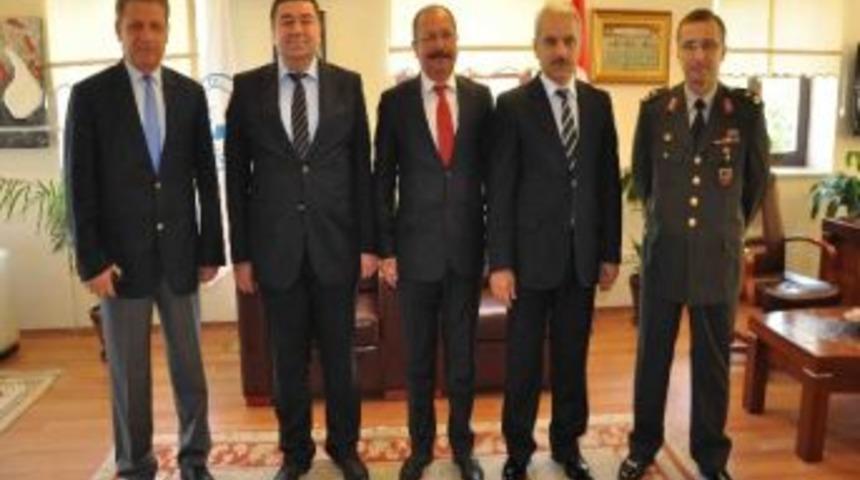 Kuşadası&rsquo;nda 90. Yıla Coşkulu Kutlama