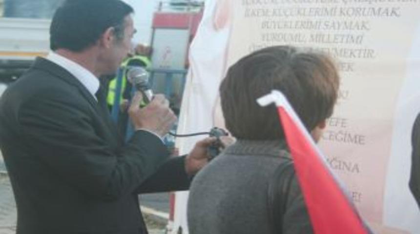 Andımız'ı Minib&uuml;s&uuml;n &Uuml;zerinde Yazılı Afişten Okudular